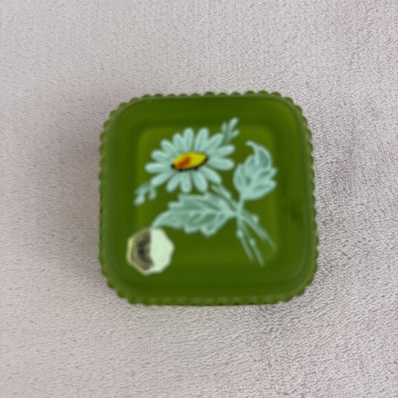 Westmoreland Green Satin Glass Trinket Box Vintage 1970 White Daisy Collectible - Picture 4 of 14